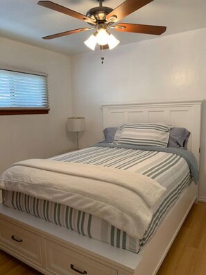 2 Schlafzimmer, Schreibtisch, Bügeleisen/Bügelbrett, kostenloses WLAN