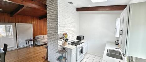 雪櫃、微波爐、焗爐、爐具