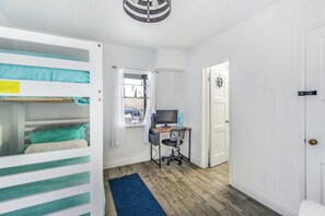 2 dormitorios, tabla de planchar con plancha, cuna de viaje