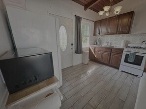 Køleskab, mikrobølgeovn, ovn, kogeplade