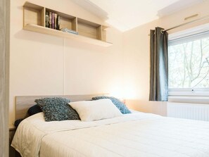 Chalet | 3 bedrooms, individually furnished, cots/infant beds, bed sheets - Luxury Chalet for Lovers of Peace, Nature (Goedereede)