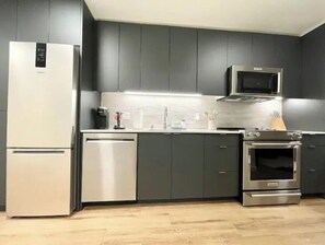 Kühlschrank, Mikrowelle, Ofen, Herdplatte