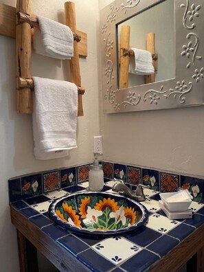 Serviettes fournies, savon, shampoing, papier toilette