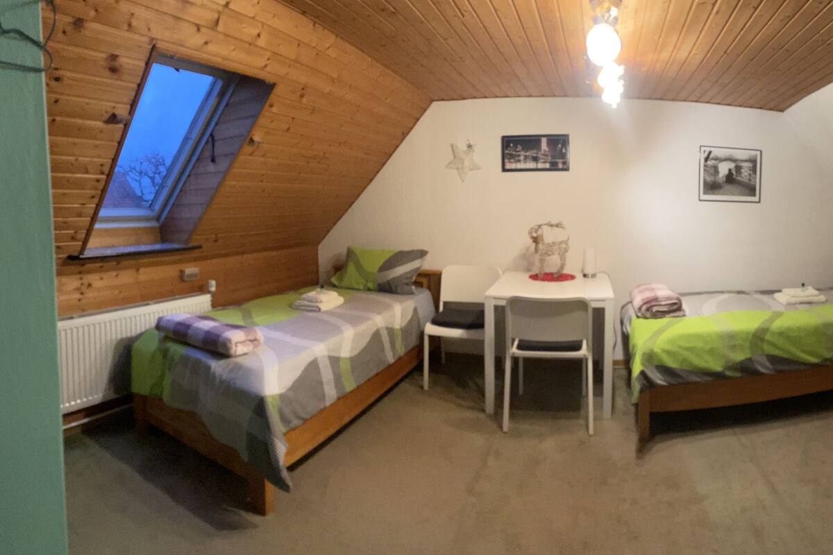Habitación básica | Muebles diferentes, wifi gratis y ropa de cama