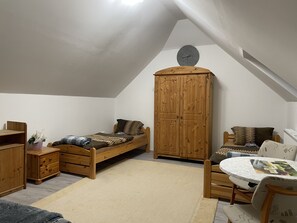 Habitación básica | Mobiliario individual, wifi gratis, ropa de cama