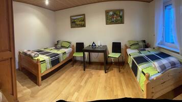 Basic Room | WiFi (free), individually furnished, bed sheets