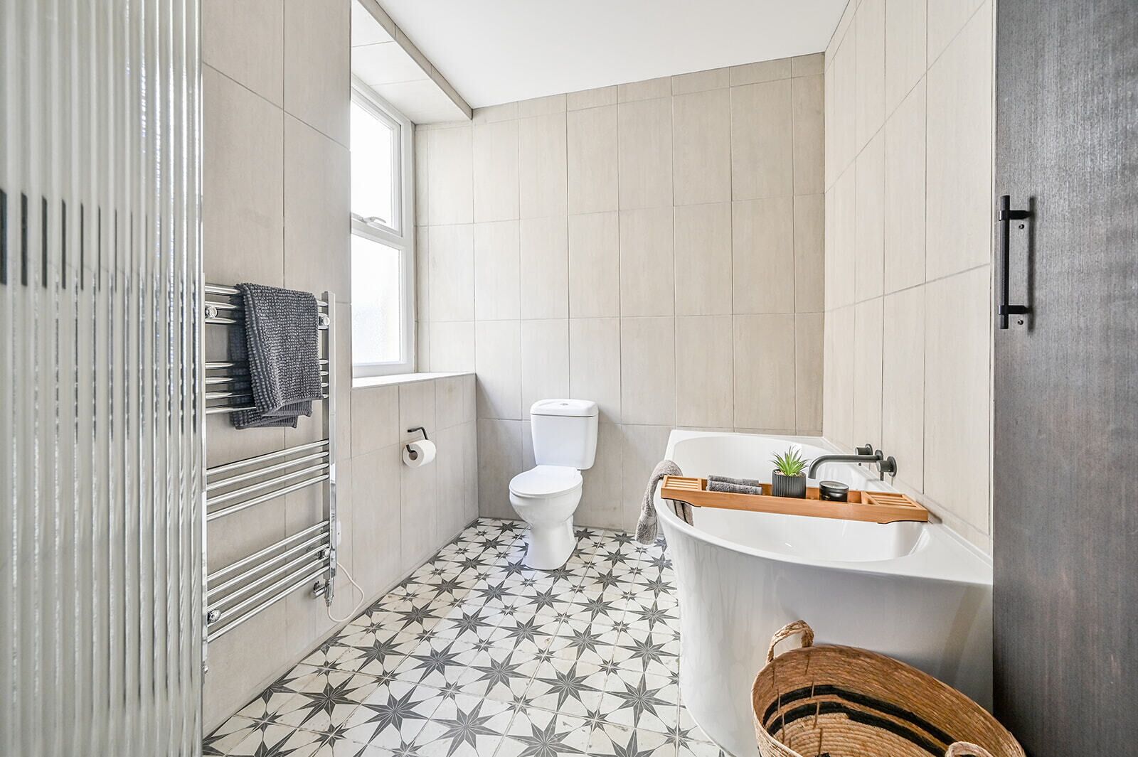 Douche, sèche-cheveux, serviettes fournies, savon