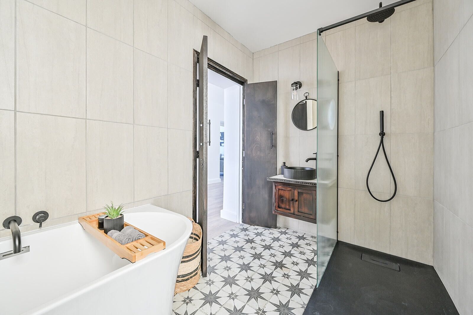 Douche, sèche-cheveux, serviettes fournies, savon