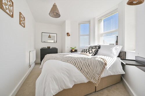 NEW! Beach apartment- walk to Westward Ho! private access!
