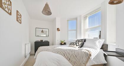 NEW! Beach apartment- walk to Westward Ho! private access!