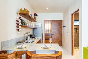 Réfrigérateur, micro-ondes, plaque de cuisson, bouilloire électrique