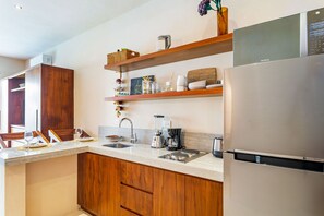 Réfrigérateur, micro-ondes, plaque de cuisson, bouilloire électrique