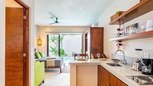 Een moderne keuken met een centraal eiland, inbouwapparatuur en houten keukenkastjes.