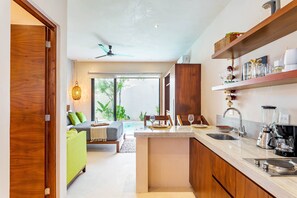 Réfrigérateur, micro-ondes, plaque de cuisson, bouilloire électrique