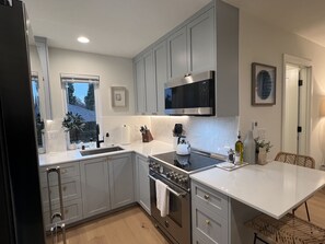 Fridge, microwave, oven, stovetop - The Green Bee! - Ballard's Green Bungalow (Seattle)