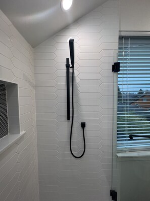 Dusj, hårføner, håndklær og såpe