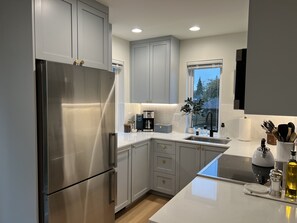 Réfrigérateur, four à micro-ondes, un four, surface de cuisson