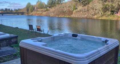 Beach Farmhouse on the River + Hot Tub
