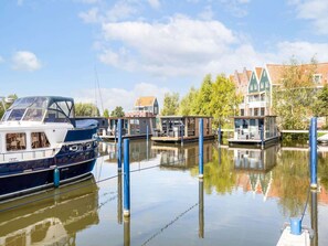 Mobile Home | Exterior - Modern Houseboat in Volendam With Shared Pool (Volendam)