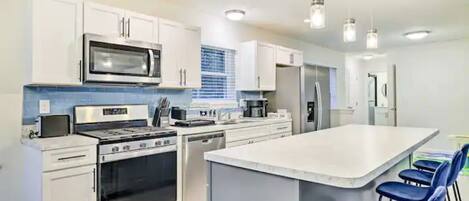 Refrigerador, microondas, horno, placa de cocina