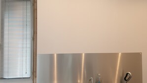 A compact kitchen with a stainless steel sink, a built-in dishwasher, and a stove. - Studio 2 - 3 min from Futuroscope - 1 to 4 people (Chasseneuil-du-Poitou)