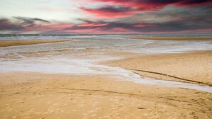 A beach with a wide sandy shore and the ocean in the background. - Chalet in Oostkapelle Near Beach & Pool (Oostkapelle)