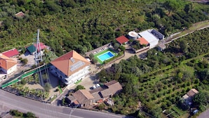 Ovenfra ses et boligområde med en swimmingpool, en kirke og flere huse.