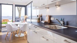 Private kitchen - Houseboat Sneekermeer With Garden and Views (Offingawier)