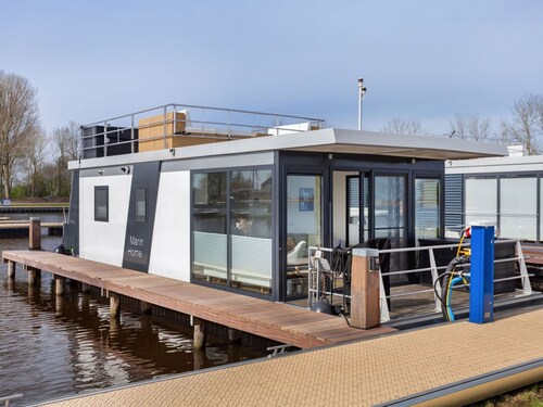 Houseboat Sneekermeer With Garden and Views