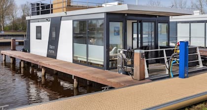 Houseboat Sneekermeer With Garden and Views