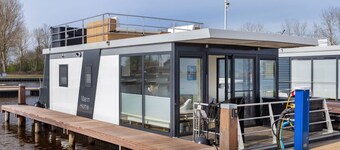 Houseboat Sneekermeer With Garden and Views