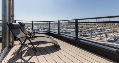 Apartment With Private Balcony in Marina