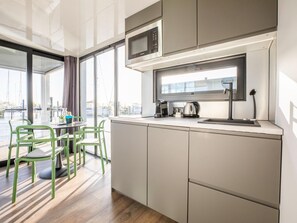 Mobile Home | Private kitchen - Beautiful Houseboat With Shared Pool (Volendam)