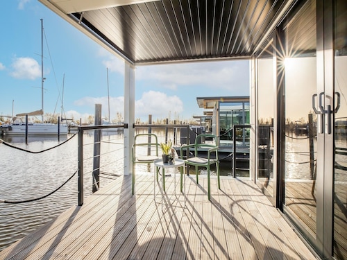 Beautiful Houseboat With Shared Pool