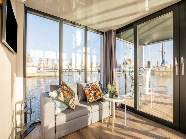 Living room - Beautiful Houseboat With Shared Pool (Volendam)