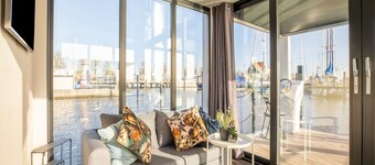 Beautiful Houseboat With Shared Pool