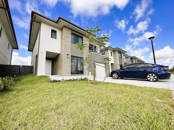 Sunset Haven: Beach Isle House FL Keys MIA Marina