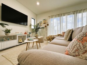 Elite House | Living area | 55-inch LCD TV with digital channels, Netflix, Hulu - Sunset Haven: Beach Isle House FL Keys MIA Marina (Homestead)