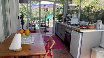 Een koelkast, een magnetron, een oven, een kookplaat