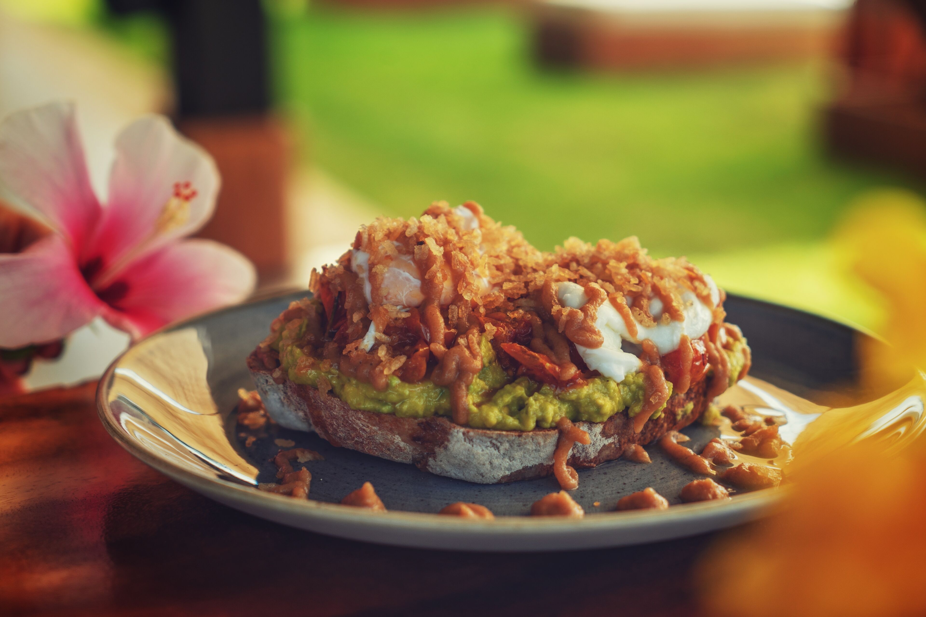 Un sándwich de aguacate y tocino sobre un plato.