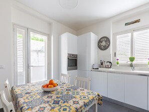 House | Private kitchen | Electric kettle - Belvilla by OYO Une Vague de Plaisir (Sciacca)