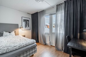 4 dormitoris, escriptori, planxa i posts de planxar i wifi gratuïta