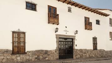 Vista frontal de la propiedad