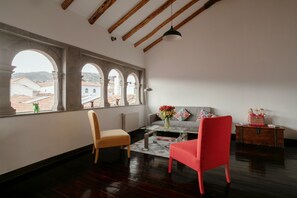 奢华双人房或双床房, 1 张特大床和 1 张沙发床, 城市景观 | 起居区 | 42-英寸纯平电视 （配备有线频道）、电视