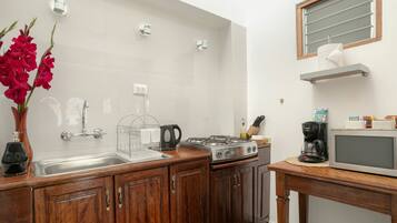 Quarto casal ou duplo superluxo, 1 cama King e sofá-cama, vista para a cidade | Cozinha privada