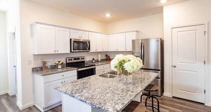 Lavishly Decorated 3-Bedroom Home Near Samsung Taylor with King-Sized Bed