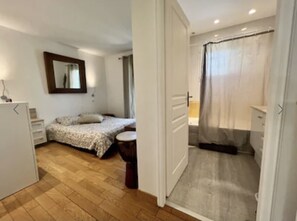 3 chambres, bureau, fer et planche Ă repasser, lit parapluie