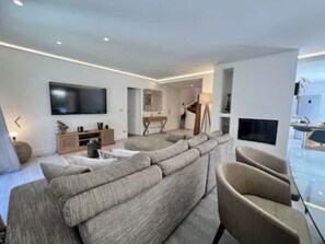 Smart TV, fireplace