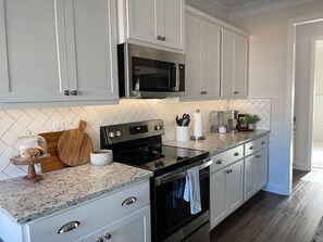 冰箱、微波炉、烤箱、炉灶