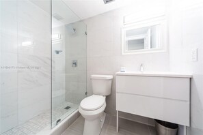 淋浴设施、吹风机、毛巾